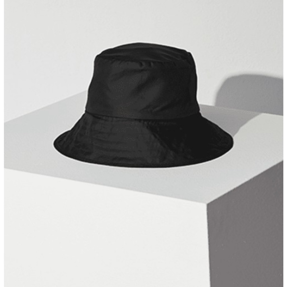 Janessa Leone
Franklin Bucket Hat Black